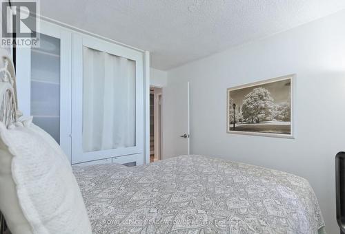 606 - 2301 Derry Road W, Mississauga, ON - Indoor Photo Showing Bedroom