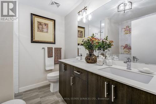 211 - 150 Sabina Drive, Oakville, ON - Indoor Photo Showing Bathroom