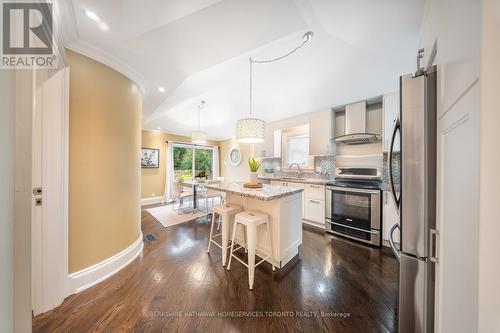 25 Feltham Avenue, Toronto (Rockcliffe-Smythe), ON - Indoor Photo Showing Kitchen With Upgraded Kitchen