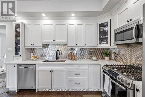 202 Tecumseh Crescent, Oakville, ON - Indoor Photo Showing Kitchen With Upgraded Kitchen