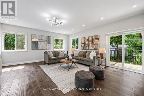 202 Tecumseh Crescent, Oakville, ON - Indoor Photo Showing Living Room