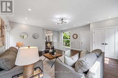 202 Tecumseh Crescent, Oakville, ON - Indoor Photo Showing Living Room