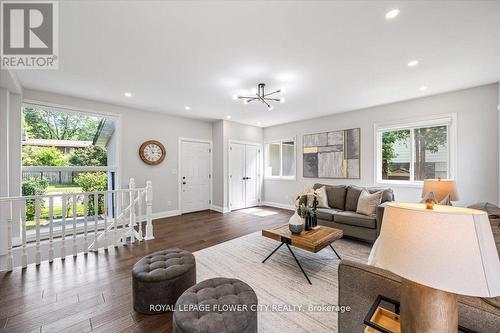 202 Tecumseh Crescent, Oakville, ON - Indoor Photo Showing Living Room