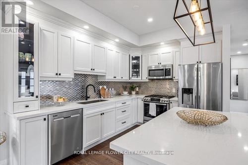 202 Tecumseh Crescent, Oakville, ON - Indoor Photo Showing Kitchen With Upgraded Kitchen