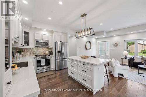 202 Tecumseh Crescent, Oakville, ON - Indoor Photo Showing Kitchen With Upgraded Kitchen