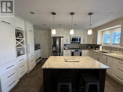 47 Harding Ave, Kirkland Lake, ON - Indoor Photo Showing Kitchen With Upgraded Kitchen