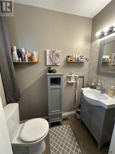 47 Harding Ave, Kirkland Lake, ON - Indoor Photo Showing Bathroom