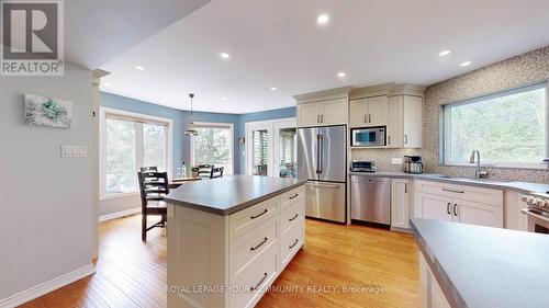 66 Auburn Lane, Clarington (Courtice), ON - Indoor Photo Showing Kitchen With Upgraded Kitchen