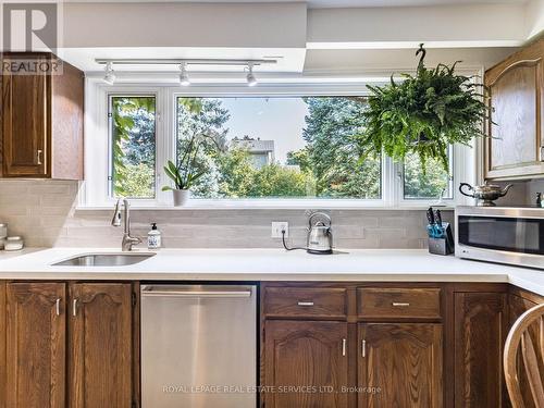 19 Haslemere Avenue, Brampton (Brampton East), ON - Indoor Photo Showing Kitchen