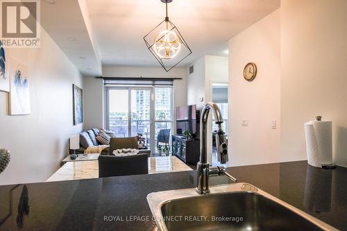 608 - 125 Village Green Square, Toronto, ON - Indoor Photo Showing Kitchen