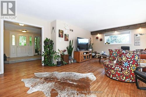 S10755 Sideroad 17, Brock (Sunderland), ON - Indoor Photo Showing Living Room