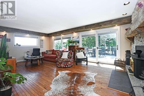 S10755 Sideroad 17, Brock (Sunderland), ON - Indoor Photo Showing Living Room