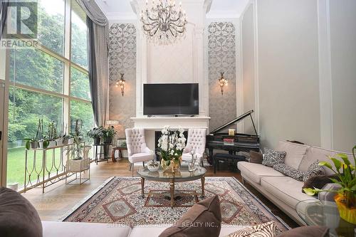 883 Parkland Avenue, Mississauga, ON - Indoor Photo Showing Living Room