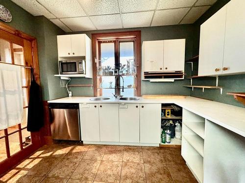 Cuisine - 1301 Ch. De La Vernière, Les Îles-De-La-Madeleine, QC - Indoor Photo Showing Kitchen With Double Sink