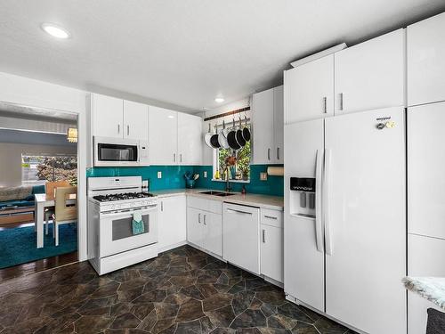 311 Robson Drive, Kamloops, BC - Indoor Photo Showing Kitchen