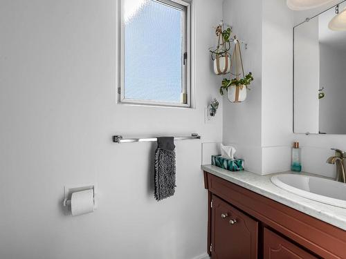 311 Robson Drive, Kamloops, BC - Indoor Photo Showing Bathroom