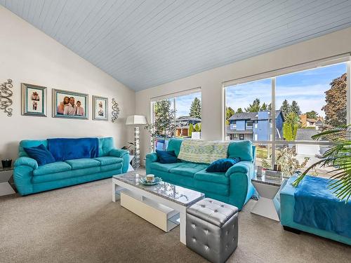 311 Robson Drive, Kamloops, BC - Indoor Photo Showing Living Room