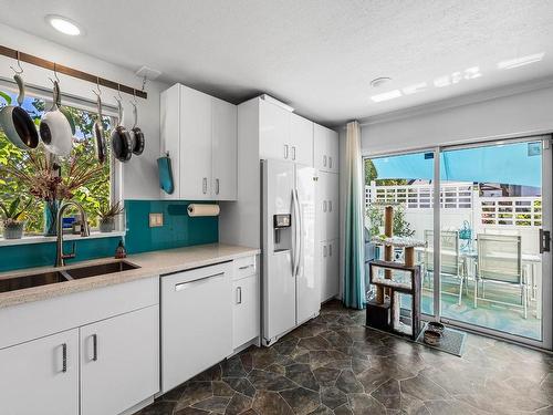 311 Robson Drive, Kamloops, BC - Indoor Photo Showing Kitchen With Double Sink