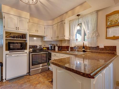 Cuisine - 601 Rue Joncas, Laval (Sainte-Dorothée), QC - Indoor Photo Showing Kitchen With Double Sink