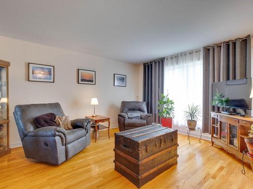 Salon - 601 Rue Joncas, Laval (Sainte-Dorothée), QC - Indoor Photo Showing Living Room