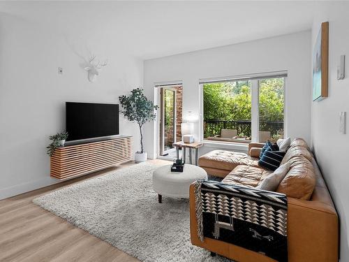 102-286 Wilfert Rd, View Royal, BC - Indoor Photo Showing Living Room