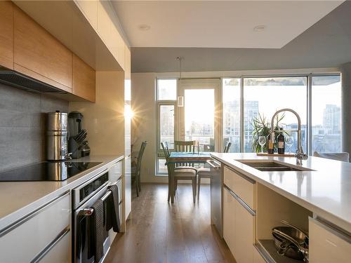 704-989 Johnson St, Victoria, BC - Indoor Photo Showing Kitchen With Double Sink With Upgraded Kitchen