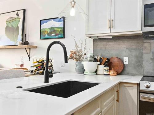 208-1035 Sutlej St, Victoria, BC - Indoor Photo Showing Kitchen