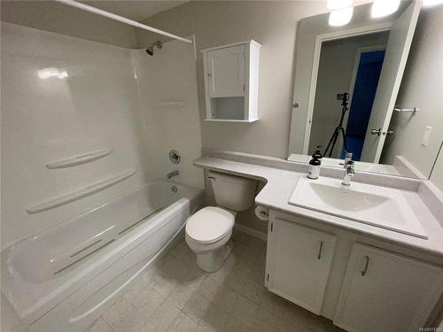 304-4724 Uplands Dr, Nanaimo, BC - Indoor Photo Showing Bathroom