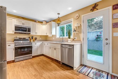 110-695 Pineview Road, Penticton, BC - Indoor Photo Showing Kitchen