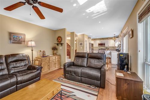 110-695 Pineview Road, Penticton, BC - Indoor Photo Showing Living Room