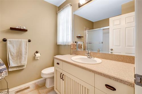 110-695 Pineview Road, Penticton, BC - Indoor Photo Showing Bathroom