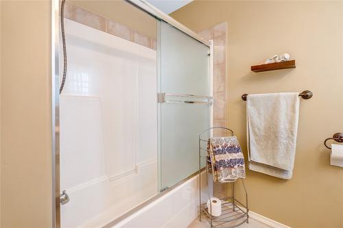 110-695 Pineview Road, Penticton, BC - Indoor Photo Showing Bathroom