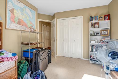 110-695 Pineview Road, Penticton, BC - Indoor Photo Showing Bedroom