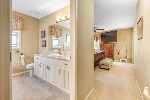 110-695 Pineview Road, Penticton, BC - Indoor Photo Showing Bathroom