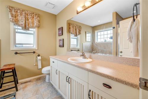 110-695 Pineview Road, Penticton, BC - Indoor Photo Showing Bathroom