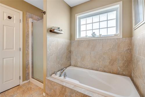 110-695 Pineview Road, Penticton, BC - Indoor Photo Showing Bathroom