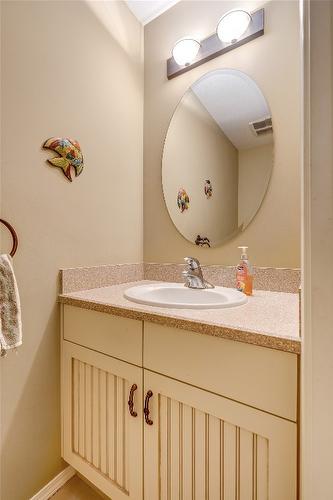 110-695 Pineview Road, Penticton, BC - Indoor Photo Showing Bathroom