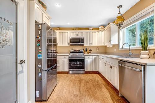 110-695 Pineview Road, Penticton, BC - Indoor Photo Showing Kitchen