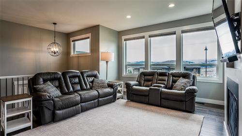 6681 Blackcomb Way, Vernon, BC - Indoor Photo Showing Living Room