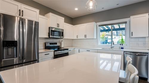 6681 Blackcomb Way, Vernon, BC - Indoor Photo Showing Kitchen With Upgraded Kitchen