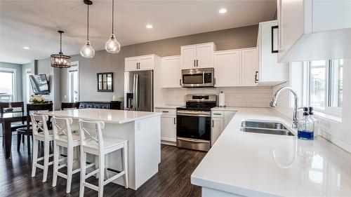 6681 Blackcomb Way, Vernon, BC - Indoor Photo Showing Kitchen With Double Sink With Upgraded Kitchen