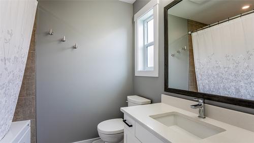 6681 Blackcomb Way, Vernon, BC - Indoor Photo Showing Bathroom