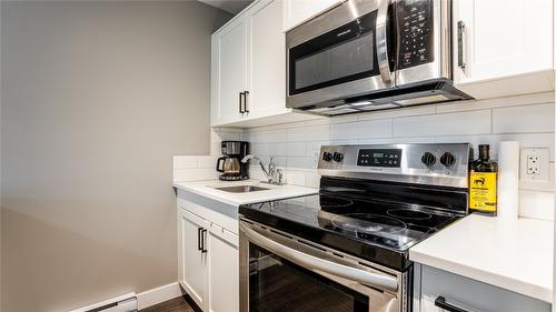 6681 Blackcomb Way, Vernon, BC - Indoor Photo Showing Kitchen