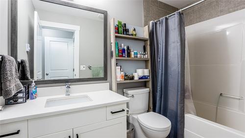 6681 Blackcomb Way, Vernon, BC - Indoor Photo Showing Bathroom