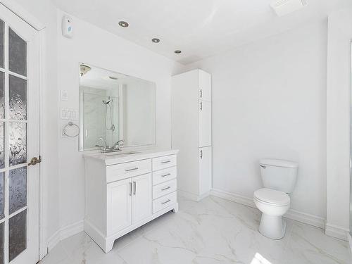 Bathroom - 46 Rue Du Roitelet, Orford, QC - Indoor Photo Showing Dining Room