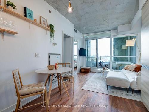 2009-20 Minowan Miikan Lane, Toronto, ON - Indoor Photo Showing Living Room