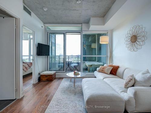 2009-20 Minowan Miikan Lane, Toronto, ON - Indoor Photo Showing Living Room