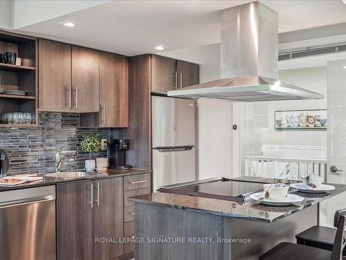 218-120 Dallimore Circ, Toronto, ON - Indoor Photo Showing Kitchen