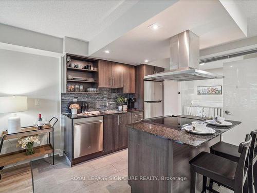 218-120 Dallimore Circ, Toronto, ON - Indoor Photo Showing Kitchen With Upgraded Kitchen