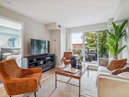 218-120 Dallimore Circ, Toronto, ON - Indoor Photo Showing Living Room